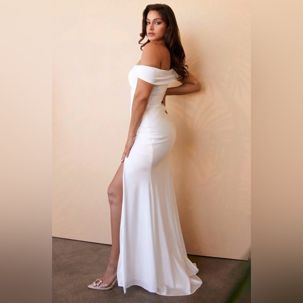 Elegant Off-Shoulder Wedding Dress
